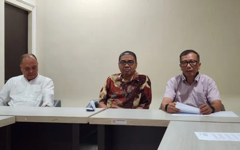 Tim pansel Direksi PT GNE masing masing Prof Riduan Mas'ud (kiri), Lalu Aksar Ansori (tengah) dan Anas Amrullah (kanan) saat jumpa pers, Kamis sore 19 Februari 2026 di kantoe PT GNE, Sandubaya Mataram. Foto: RRI/Ahmad Yani)